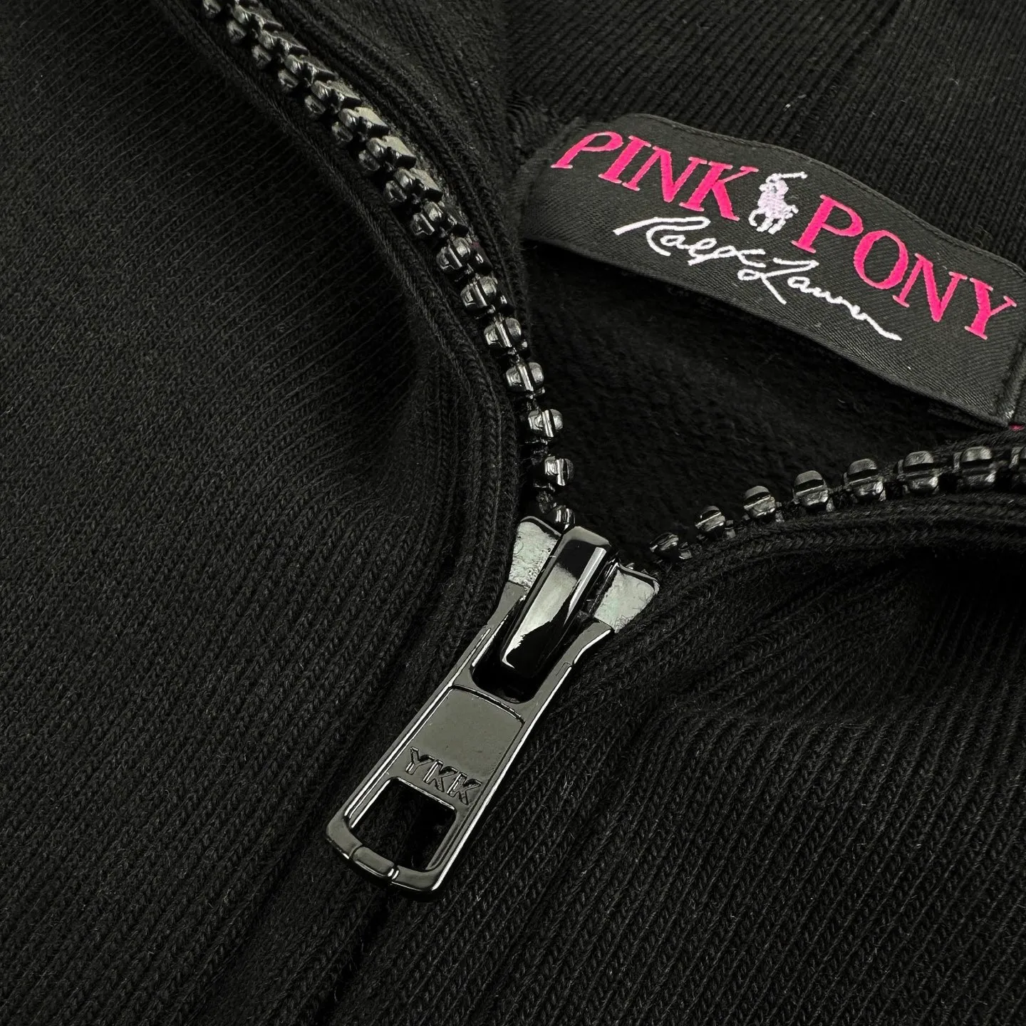 P430 Ralph Lauren pink label pony embroidered half turtleneck sweatshirt. The original product was purchased for 2,190 and developed. The fabric is made of customized luxury cotton fleece composite. It is soft and silky and comfortable to the skin. It is based on pure black tones. A touch of pink pony label embroidery is embellished on the chest. It is low-key and powerful. The back panel is embellished with the brand letters outlined in ivory white satin intarsia. The pink pony embroidery leaping in the center is the only colorful footnote in this black and white silent film. It coincides with the elegant and uninhibited brand philosophy. Its unique ribbed half-high collar design is sublimated, giving more flexibility and fashion sense to wear, showing taste in silent places. It shows elegance and style, using imported machine embroidery technology. It uses advanced computer control systems and precision mechanical parts to realize pony logo embroidery operations with high precision, smooth and delicate lines, and uses imported machine appliqué embroidery technology. Using advanced computer control systems and precision mechanical components, we can realize Ralph Lauren appliqué embroidery operations, showing an embroidery effect with both clarity and three-dimensionality. The fabrics have been carefully washed, have a better hand feel, are not easy to deform, are not easy to shrink, are not easy to fade, and maintain long-term beauty. Size:S-M-L-XL